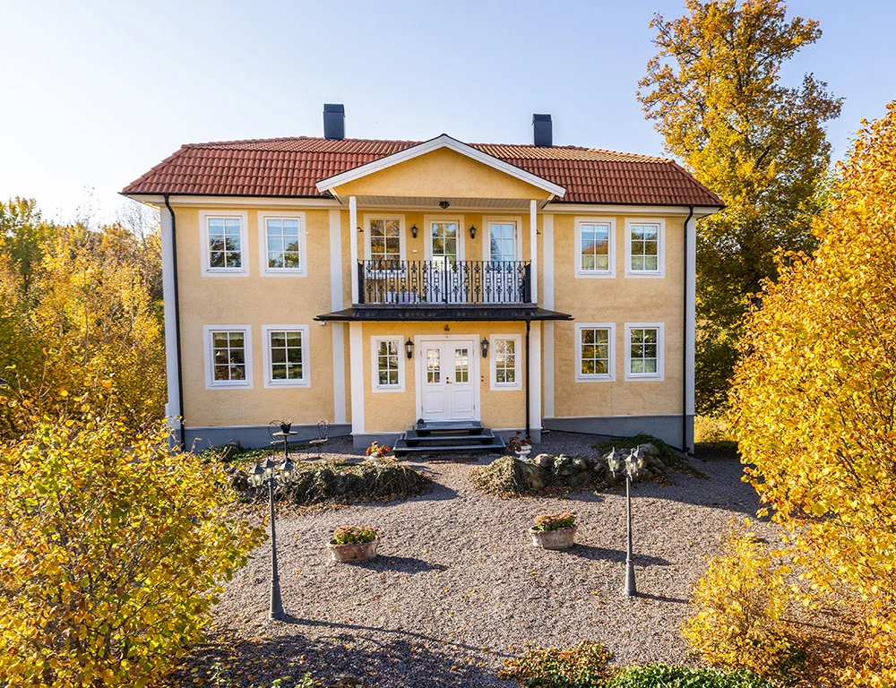 Vacker höstbild från 2022 och mycket är sig likt sedan huset byggdes.